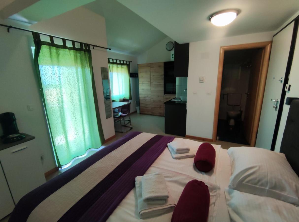 Apartments Pongrac Cres Zewnętrze zdjęcie